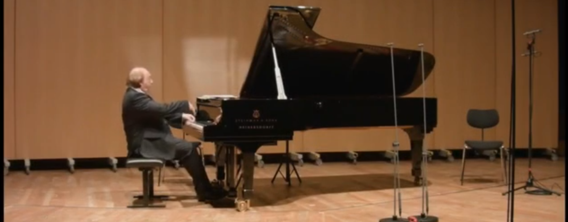 Bilibili.com: P. I. Tchaikovsky “The Seasons” op. 37a: June – “Barcarolle”, November “Troika”, Ilja Scheps (live) 柴科夫斯基-四季，六月船歌，十一月 在马车上 演奏：德国科隆音乐学院 钢琴教授 伊利亚•谢普斯